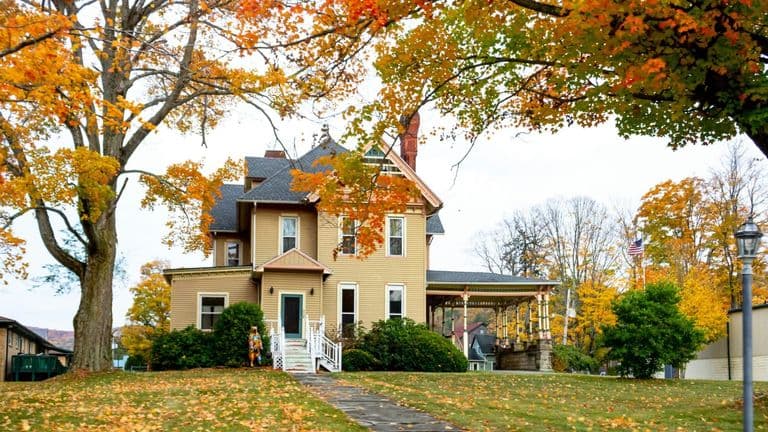 Mortgage Rates Hold Near 6.2%, Cooling the U.S. Home-Buying Market in December 2025
