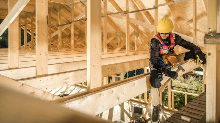 U.S. Homebuilder Sentiment Rises Slightly While Market Challenges Persist