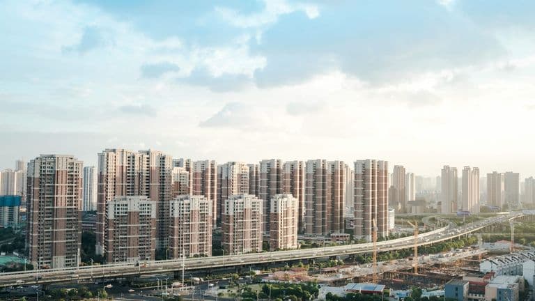 Real Estate Investment Strategies for 2025: Opportunities and Risks in a Shifting Market