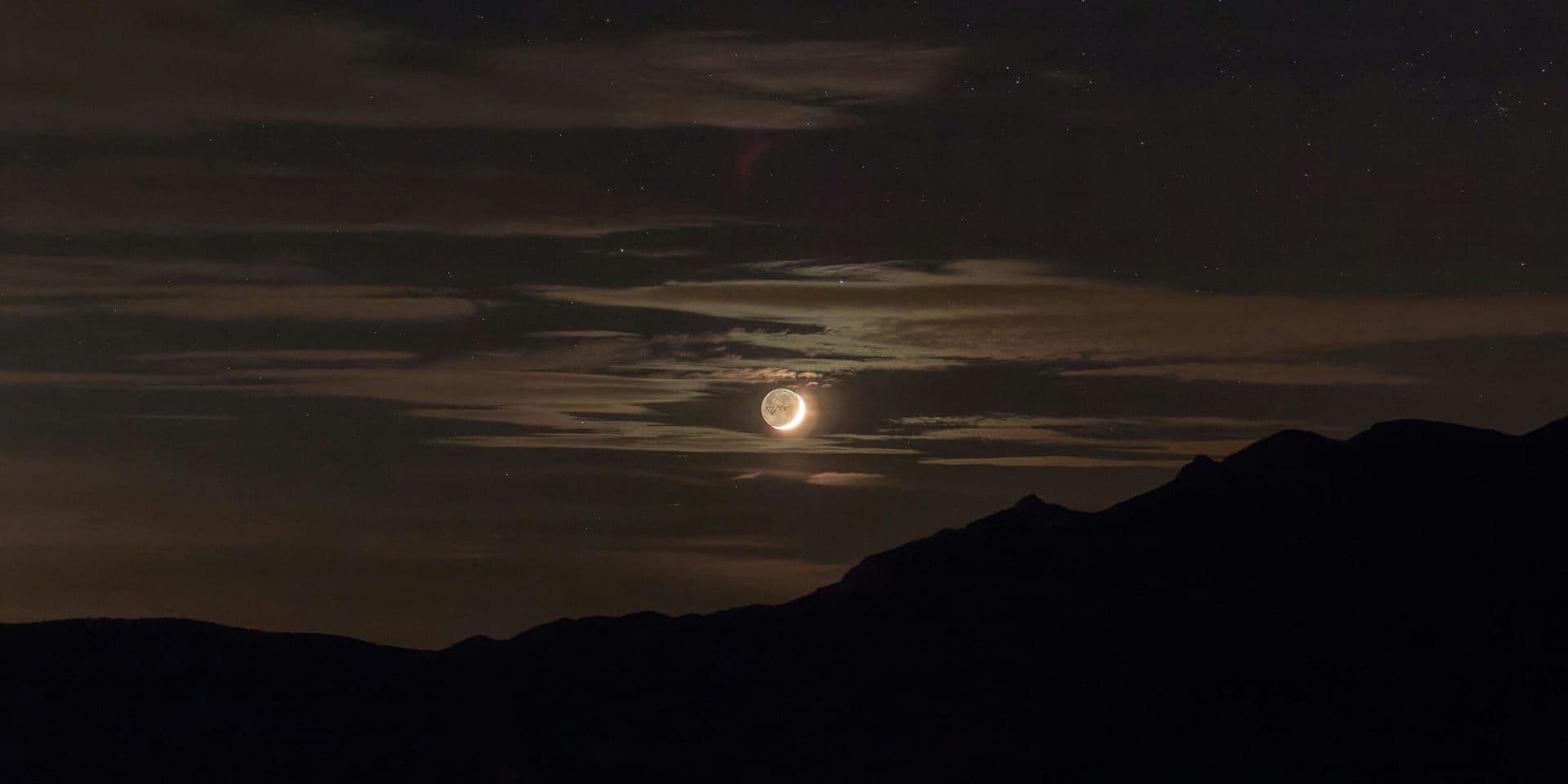 Venus and the Waning Crescent Moon Illuminate October 19 Sky