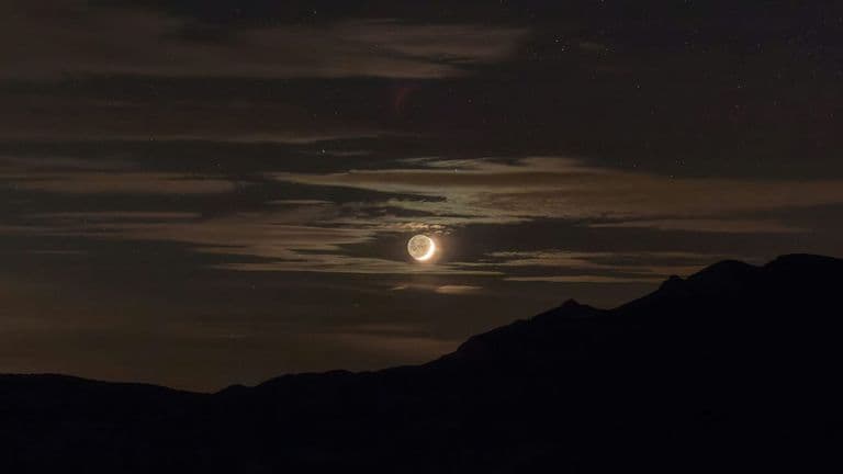 Venus and the Waning Crescent Moon Illuminate October 19 Sky